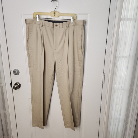 Men's Haggar Classic Fit Premium No Iron Khaki  Size 40x29 - Picture 1 of 7